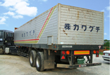 トラック 後ろからの写真